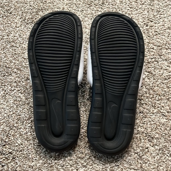 EUC Nike Black & White Slides - Picture 4 of 5